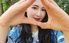 郑爽发现自己被偷拍的表情